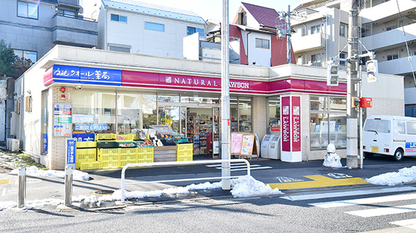 コンビニ　ナチュラルローソン世田谷弦巻三丁目店（コンビニ）まで140m