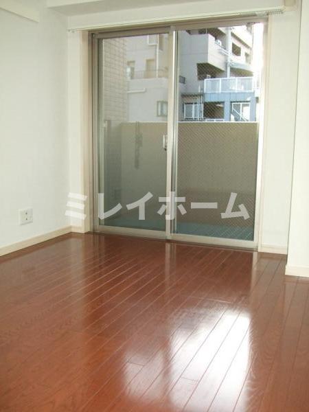 居室・リビング　同建物内、別のお部屋の参考写真になります。