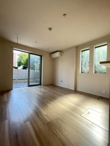 居室・リビング　★南東向き明るいリビングです♪横幅も広いLDとなってます♪