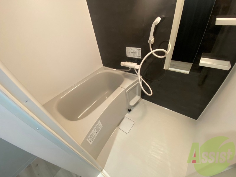 バス・シャワールーム　バスルームは狭すぎず、シャワーも浴びやすそうです。