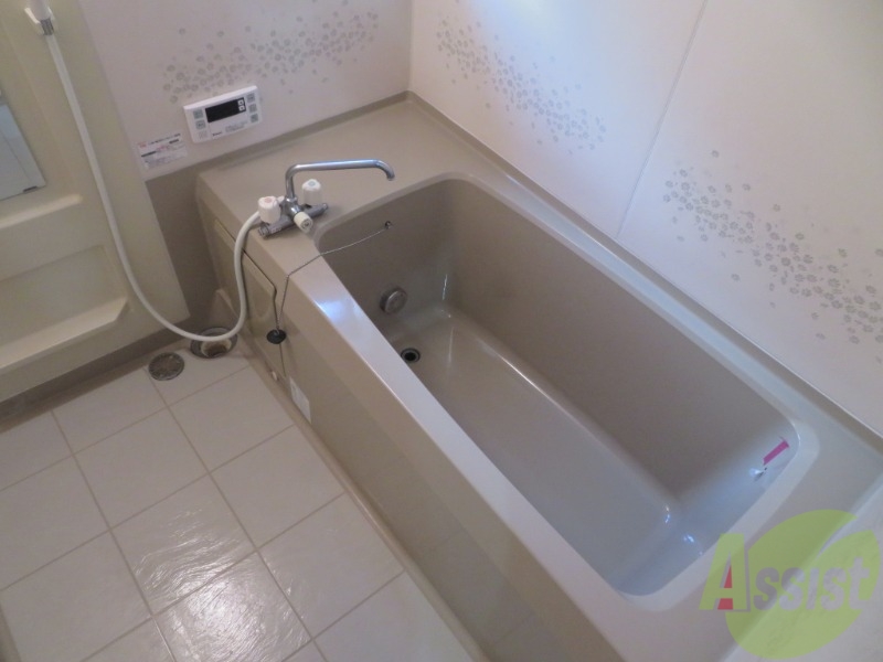 バス・シャワールーム　浴槽も広く、棚もありストレス無く使用出来そうですね。