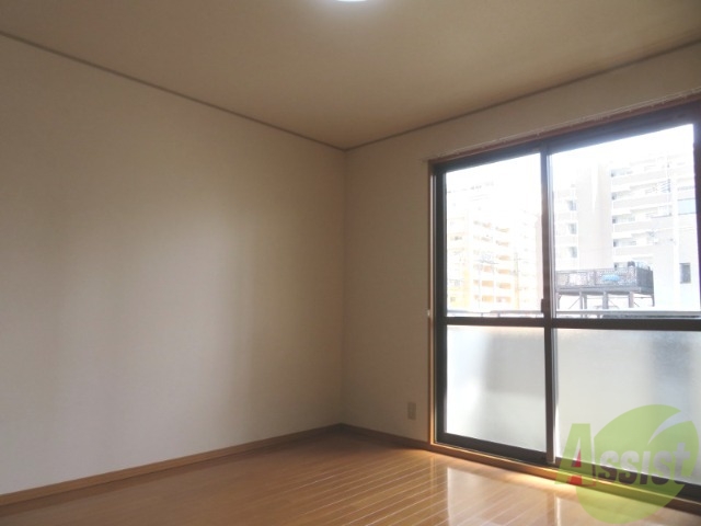 その他部屋・スペース　収納スペースもあり、広々とした寝室スペースだと思います。