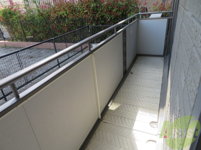 バルコニー　バルコニースペースも広く、洗濯物も問題なく干せそうですね。