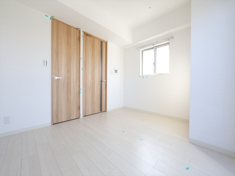 居室・リビング　洋室6.8帖　収納付　エアコン完備　バルコニーに面しています