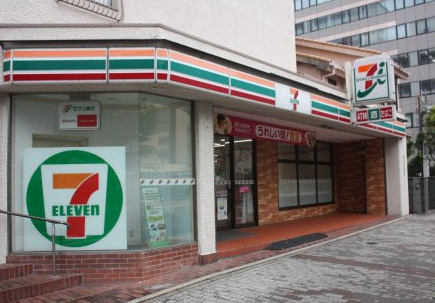 コンビニ　セブンイレブン 名古屋上前津2丁目店（コンビニ）まで1m