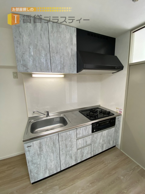 キッチン　３口ガスコンロ搭載。