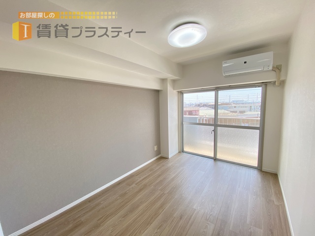 居室・リビング　床の色調と合わせたオサレなアクセントクロス