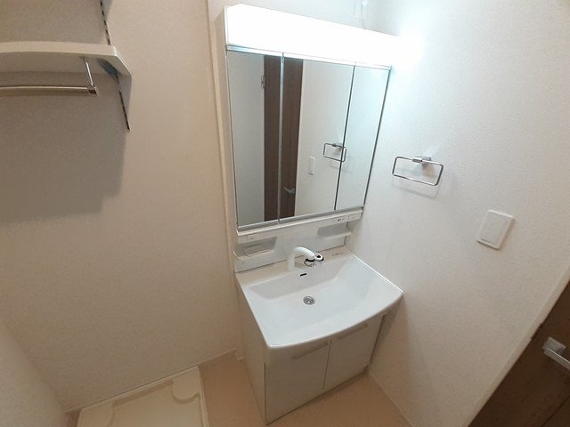 洗面設備　明るい洗面所です