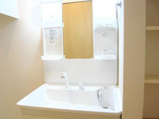 洗面設備　ゆったりとスペースのある洗面所