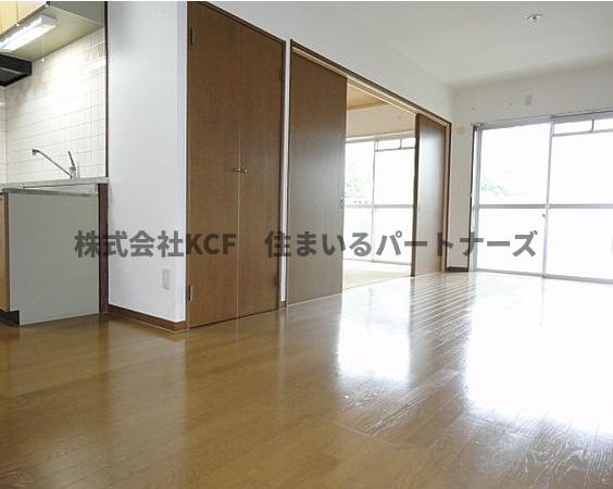 居室・リビング　こちらのリビングで趣味の時間をお楽しみください