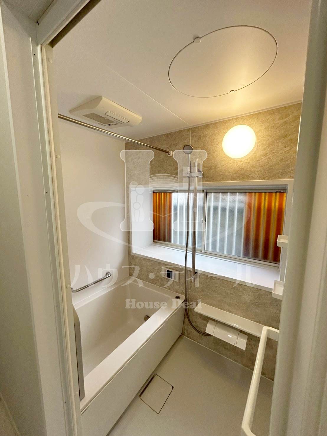 バス・シャワールーム　落ち着いた空間のお風呂です