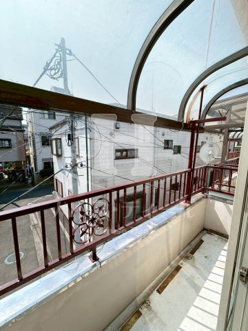 バルコニー　暖かな日差しのふりそそぐバルコニー