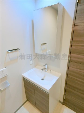 洗面設備　鏡裏収納の独立洗面台