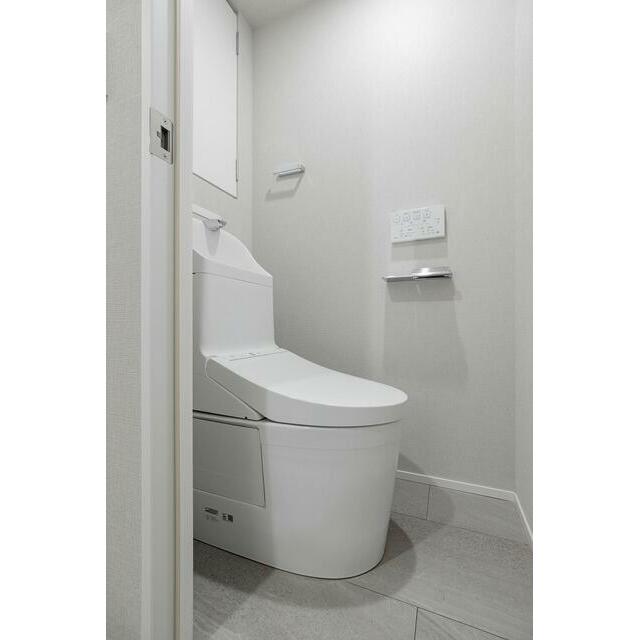 トイレ　温水洗浄便座。