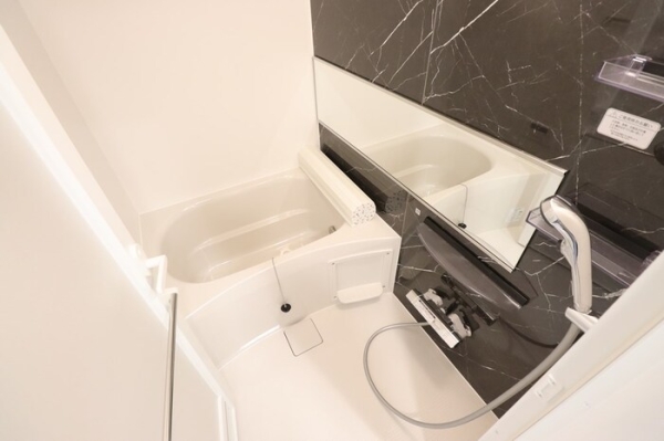 バス・シャワールーム　鏡も大きく浴室乾燥付きのお風呂です。