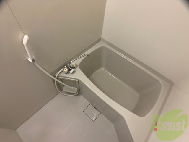 バス・シャワールーム　バスルームは狭すぎず、シャワーも浴びやすそうです。