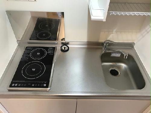 キッチン　手前側ＩＨコンロ、奥側ラジエントヒーター