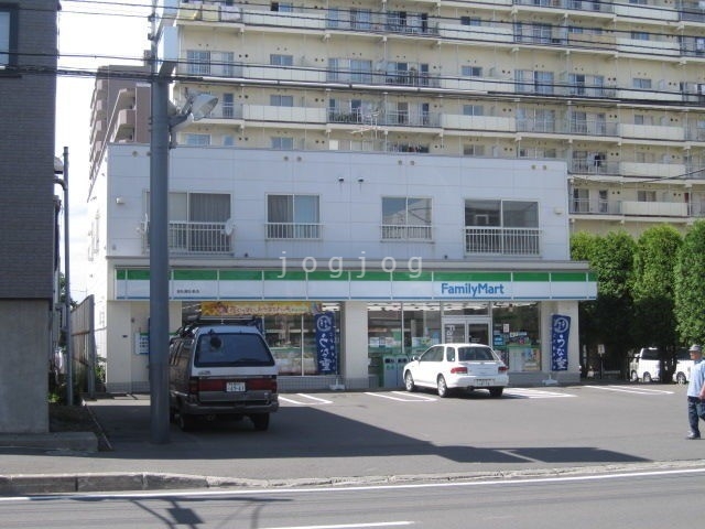 コンビニ　ファミリーマート東札幌6条店（コンビニ）まで489m