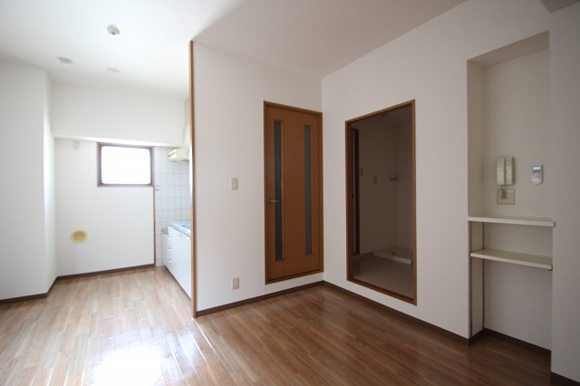 居室・リビング　同物件別室