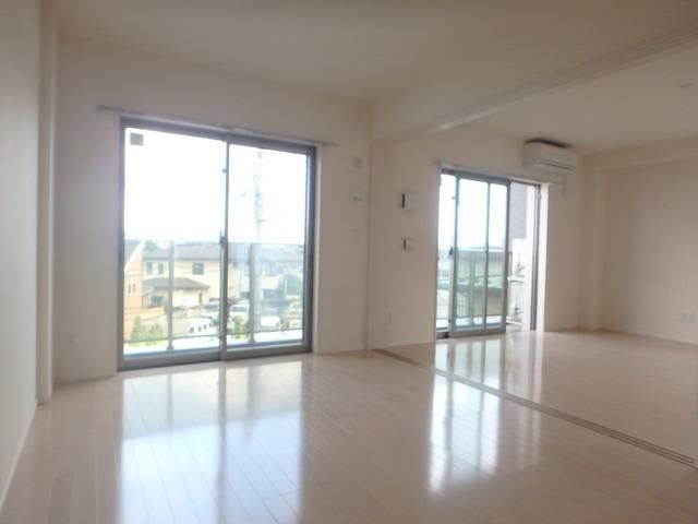 居室・リビング　★２WAYバルコニー付きリビング★