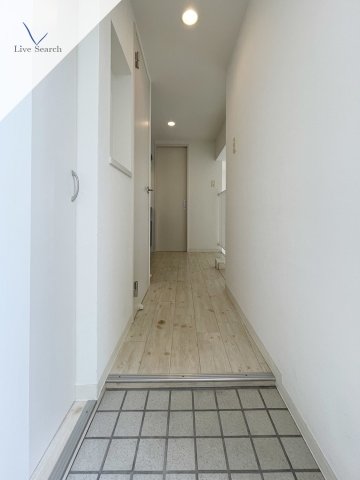 玄関　別物件の写真です