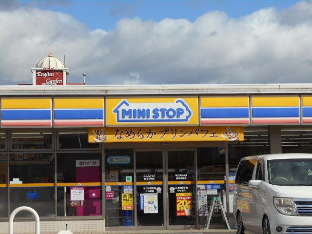 コンビニ　ミニストップ岐阜東鶉店（コンビニ）まで920m