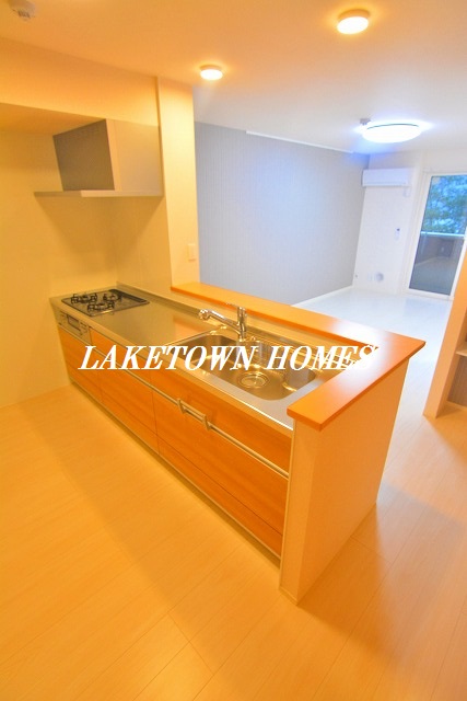 キッチン　３口グリル付の対面式システムキッチです。