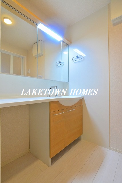 洗面設備　三面鏡のシャワー付洗髪洗面台です。