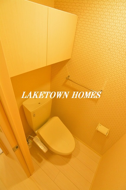 トイレ　上部に収納のある温水洗浄暖房便座付のトイレです。