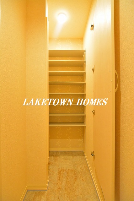 玄関　玄関ホールとウォークインタイプの玄関収納です。