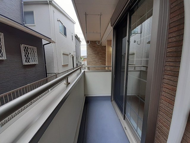 バルコニー　暖かな日差しのふりそそぐバルコニー