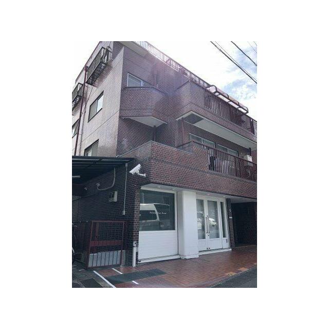 建物外観　鉄筋コンクリート造のがっちりとした建物。