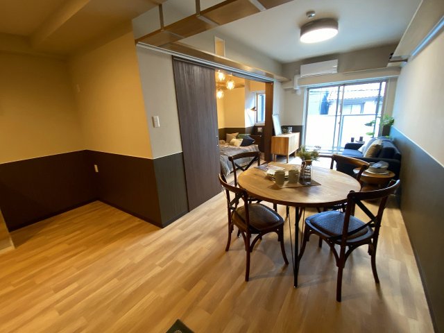 居室・リビング　モデルルームの為入居時には家具、雑貨は撤去されます。