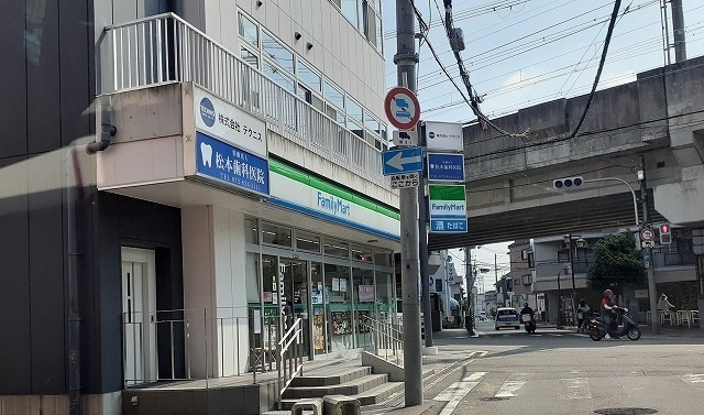 コンビニ　ファミリーマート様（コンビニ）まで150m