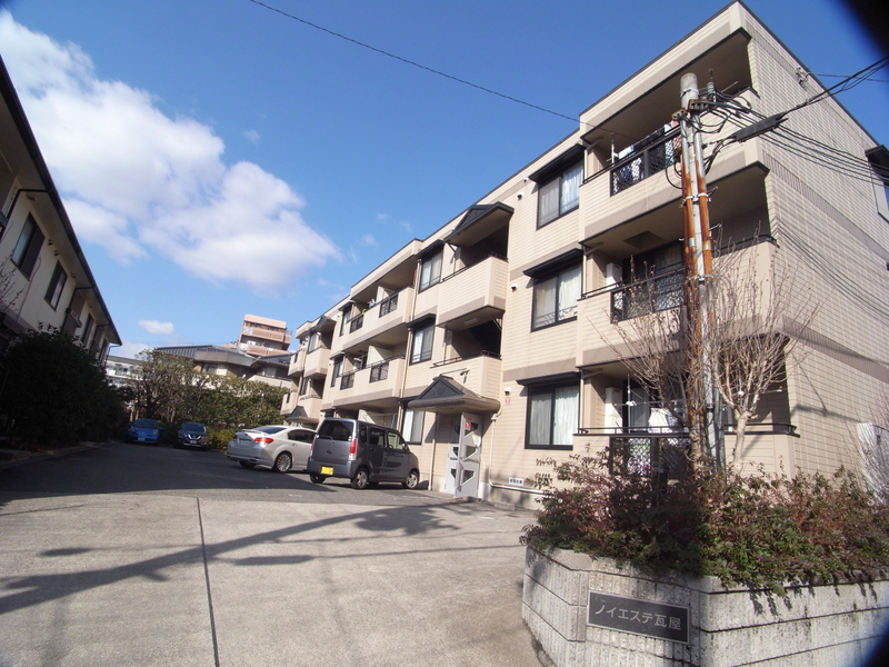 建物外観　ノイエステ瓦屋