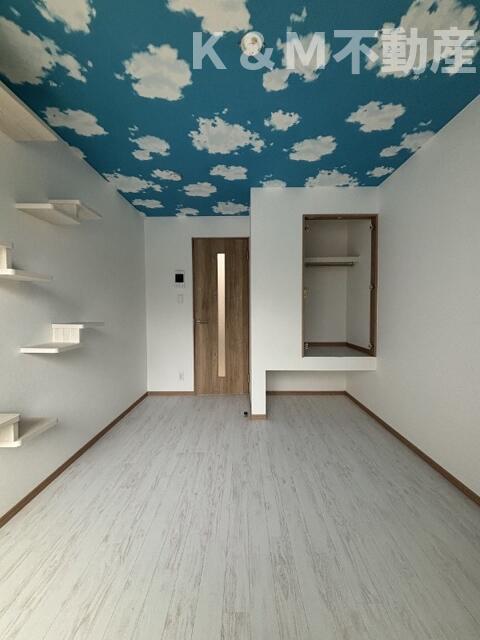 その他部屋・スペース　広くて明るい寝室