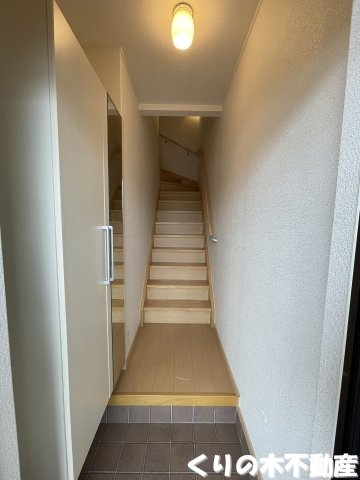 玄関　同タイプのお部屋です（現況を優先します）