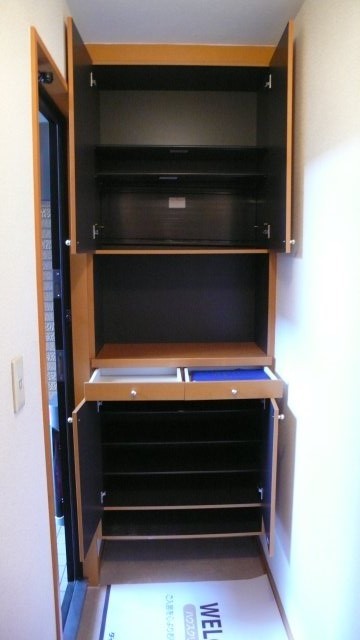 玄関　収納たっぷりの下駄箱付