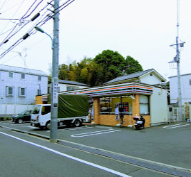 コンビニ　セブンイレブン 世田谷経堂本町通り店（コンビニ）まで677m