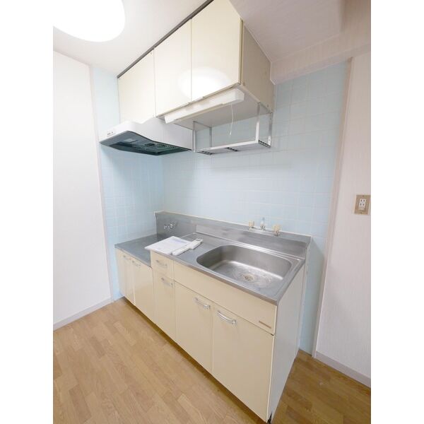 キッチン　室内写真は別部屋の写真です。