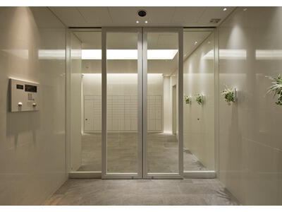 エントランス　2013年3月撮影風除室