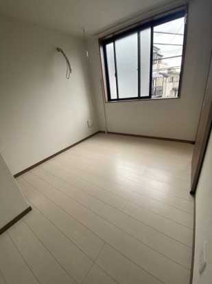 居室・リビング　落ち着いた色合いの床材を使用した居住空間です。