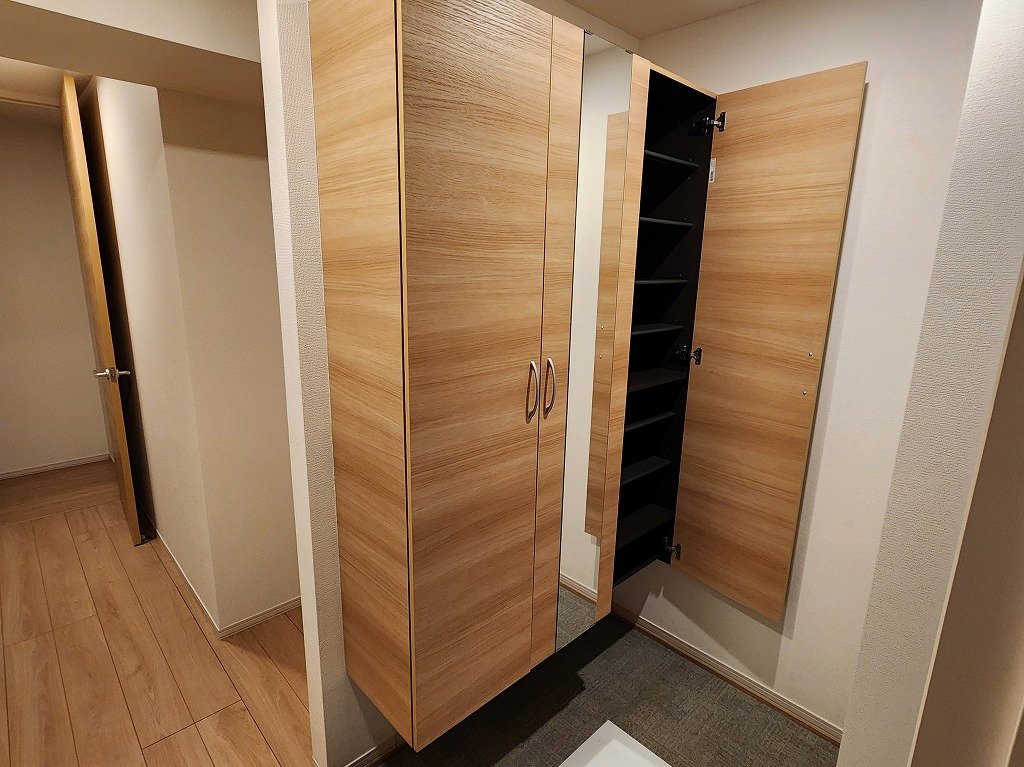 玄関　ワイドなシューズボックスございます。