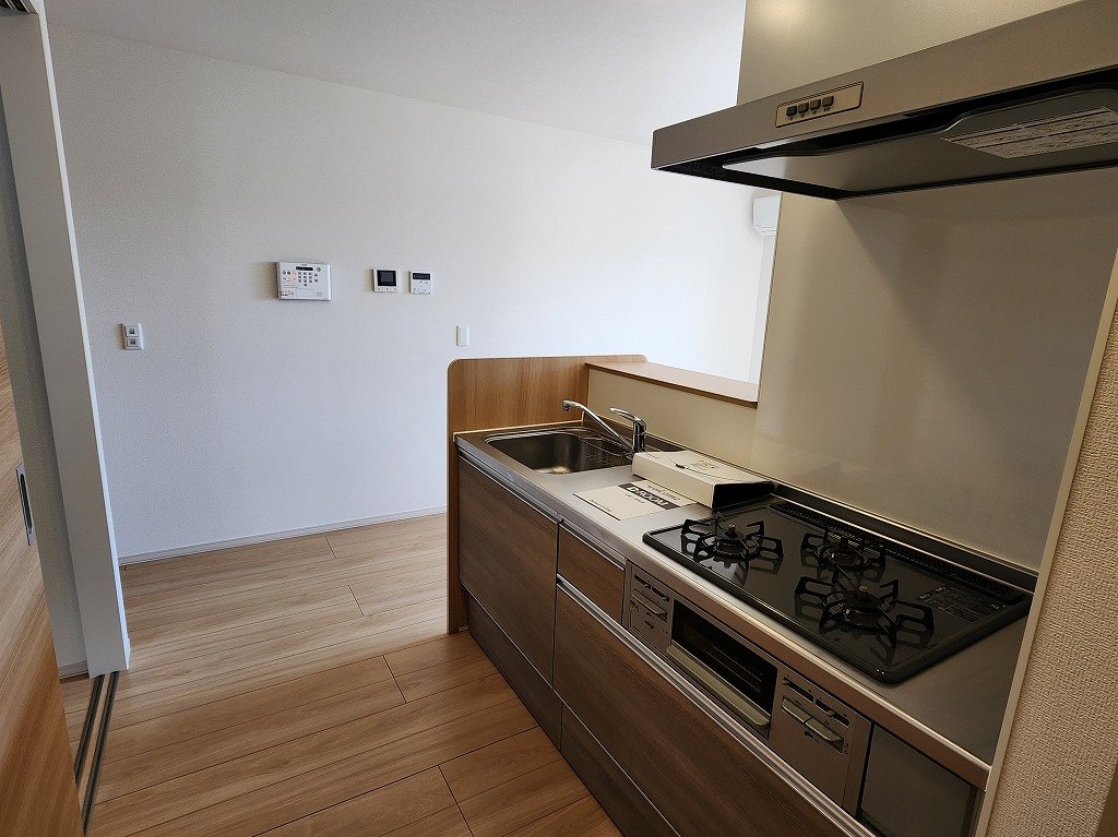 キッチン　３口ガスシステムキッチン　冷蔵庫置場あり