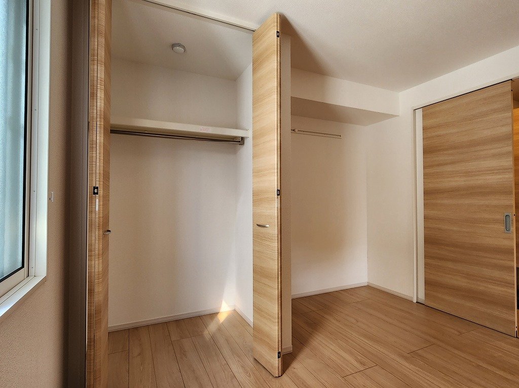 収納　中央寝室のクローゼット収納