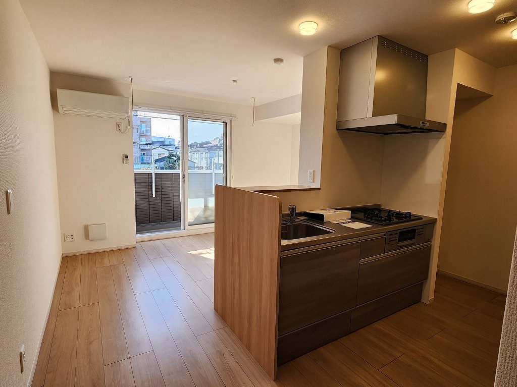 居室・リビング　南向き日当り良好なリビング　エアコン完備、ペアガラス採用