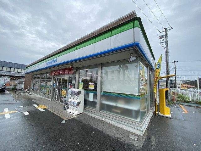 コンビニ　ファミリーマート（コンビニ）まで542m