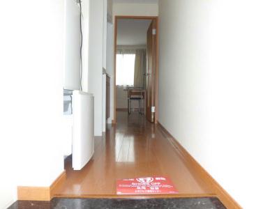 玄関　通路の奥が居室です。