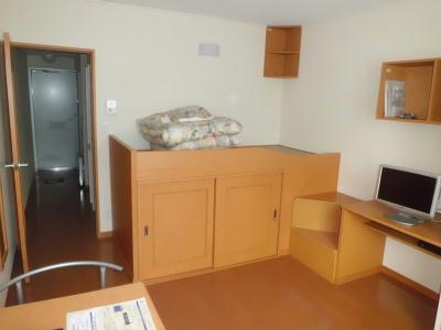 居室・リビング　短期契約の場合、布団が付きます。