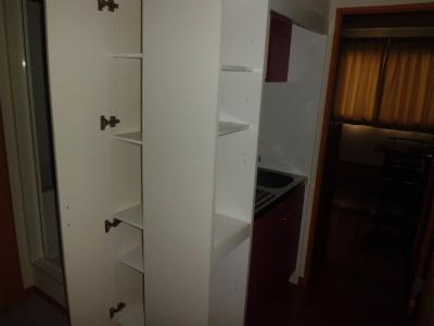 収納　キッチン横の便利な収納棚。